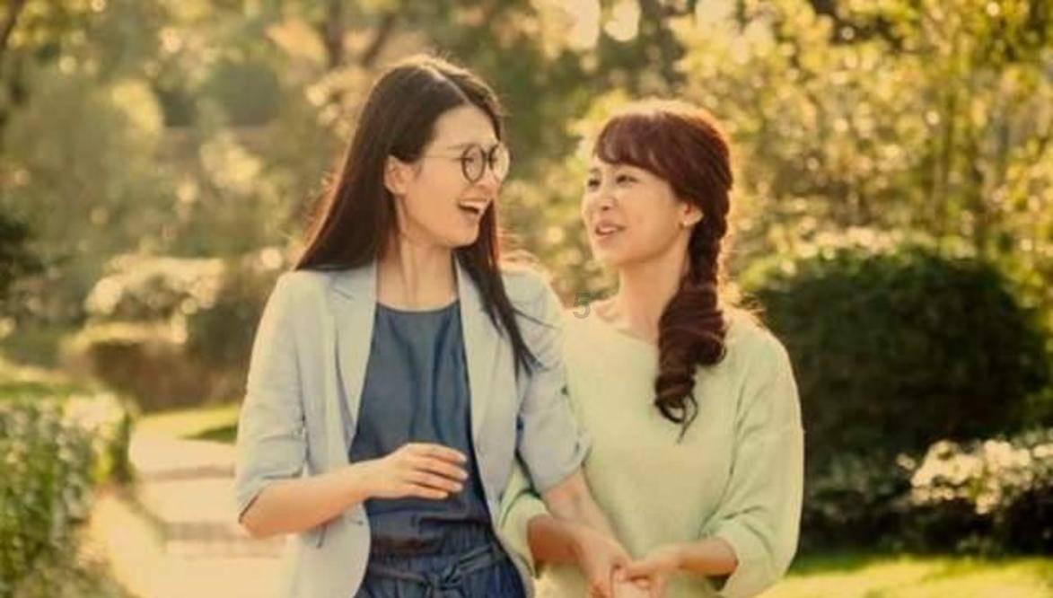 咽下肺中咳出的痰:潜在的健康风险与真相,来看看医生的解析